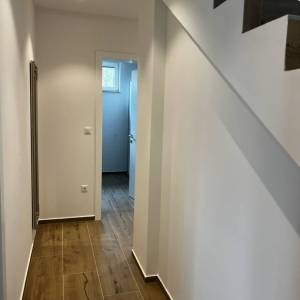 NJIVICE, OTOK KRK - Potpuno namješten dvoetažni apartman s bazenom