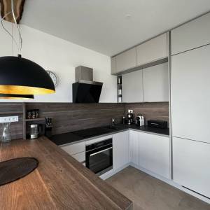 NJIVICE, OTOK KRK - Potpuno namješten dvoetažni apartman s bazenom