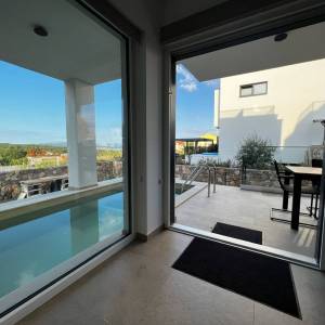 NJIVICE, OTOK KRK - Potpuno namješten dvoetažni apartman s bazenom