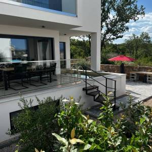 NJIVICE, OTOK KRK - Potpuno namješten dvoetažni apartman s bazenom