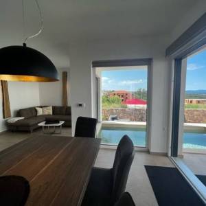 NJIVICE, OTOK KRK - Potpuno namješten dvoetažni apartman s bazenom