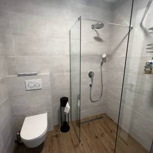 NJIVICE, OTOK KRK - Potpuno namješten dvoetažni apartman s bazenom