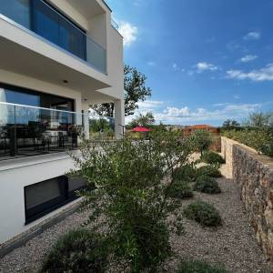 NJIVICE, OTOK KRK - Potpuno namješten dvoetažni apartman s bazenom