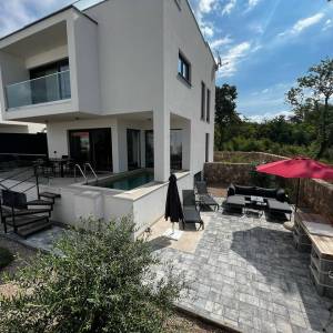 NJIVICE, OTOK KRK - Potpuno namješten dvoetažni apartman s bazenom