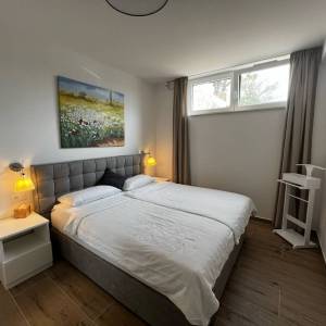 NJIVICE, OTOK KRK - Potpuno namješten dvoetažni apartman s bazenom