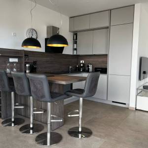 NJIVICE, OTOK KRK - Potpuno namješten dvoetažni apartman s bazenom