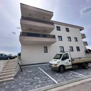 Nova stambena zgrada, blizina Banjola, useljiva. Volme!