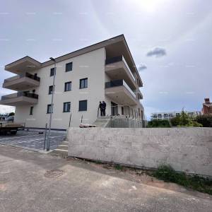 Nova stambena zgrada, blizina Banjola, useljiva. Volme!