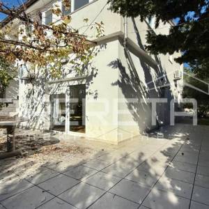 Novalja – Trosobni apartman 80 m² u prizemlju s terasom, 500 m od mora