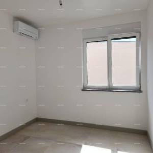 Novi stan sa vrtom, bazenom, garažom, dva parking mjesta. Blizina Marine.  Banjole.