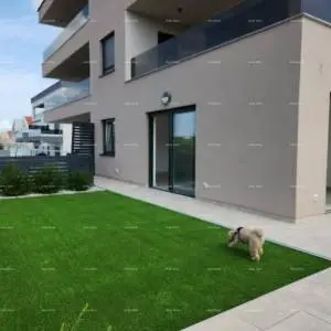 Novi stan sa vrtom, bazenom, garažom, dva parking mjesta. Blizina Marine.  Banjole.