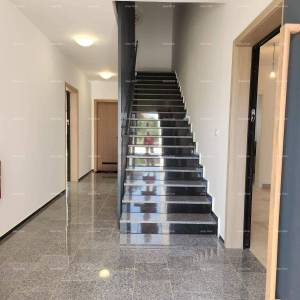 Novi stan sa vrtom, bazenom, garažom, dva parking mjesta. Blizina Marine.  Banjole.