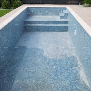 Novi stan sa vrtom, bazenom, garažom, dva parking mjesta. Blizina Marine.  Banjole.