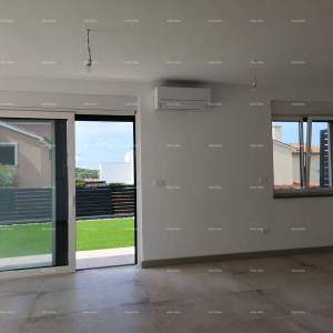 Novi stan sa vrtom, bazenom, garažom, dva parking mjesta. Blizina Marine.  Banjole.