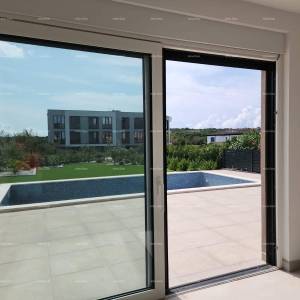 Novi stan sa vrtom, bazenom, garažom, dva parking mjesta. Blizina Marine.  Banjole.