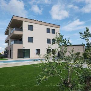 Novi stan sa vrtom, bazenom, garažom, dva parking mjesta. Blizina Marine.  Banjole.