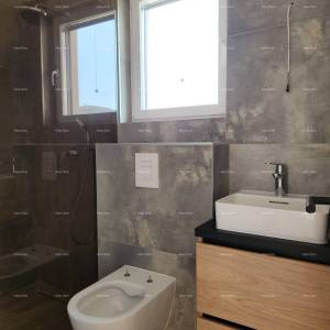 Novi stan sa vrtom, bazenom, garažom, dva parking mjesta. Blizina Marine.  Banjole.