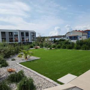 Novi stan sa vrtom, bazenom, garažom, dva parking mjesta. Blizina Marine.  Banjole.