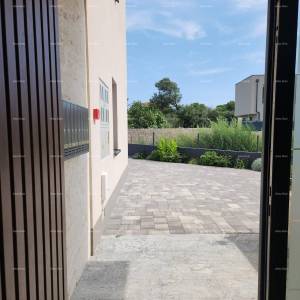 Novi stan sa vrtom, bazenom, garažom, dva parking mjesta. Blizina Marine.  Banjole.