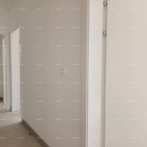 Novi stan sa vrtom, bazenom, garažom, dva parking mjesta. Blizina Marine.  Banjole.