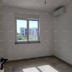 Novi stan sa vrtom, bazenom, garažom, dva parking mjesta. Blizina Marine.  Banjole.