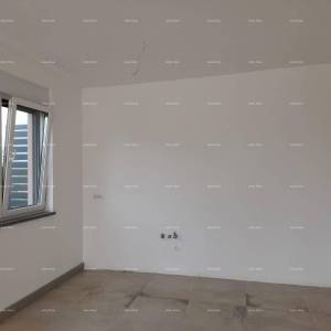 Novi stan sa vrtom, bazenom, garažom, dva parking mjesta. Blizina Marine.  Banjole.