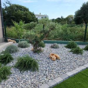 Novi stan sa vrtom, bazenom, garažom, dva parking mjesta. Blizina Marine.  Banjole.