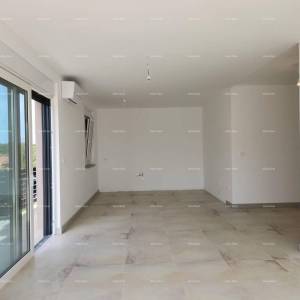 Novi stan sa vrtom, bazenom, garažom, dva parking mjesta. Blizina Marine.  Banjole.