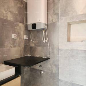 Novi stan sa vrtom, bazenom, garažom, dva parking mjesta. Blizina Marine.  Banjole.