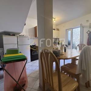 Novi Vinodolski, dvojna kuća, 77m2, pogled na more