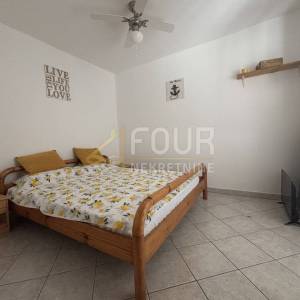 Novi Vinodolski, dvojna kuća, 77m2, pogled na more