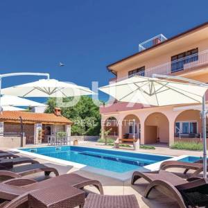 NOVI VINODOLSKI, STAN 3S+DB sa bazenom, blizu centra