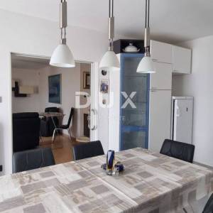 NOVI VINODOLSKI, STAN 3S+DB sa bazenom, blizu centra