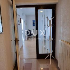 NOVI VINODOLSKI, STAN 3S+DB sa bazenom, blizu centra