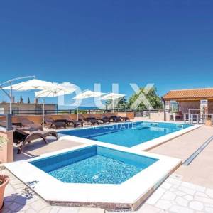 NOVI VINODOLSKI, STAN 3S+DB sa bazenom, blizu centra