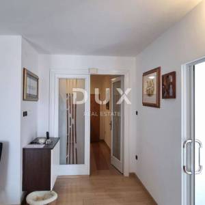 NOVI VINODOLSKI, STAN 3S+DB sa bazenom, blizu centra