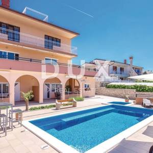 NOVI VINODOLSKI, STAN 3S+DB sa bazenom, blizu centra