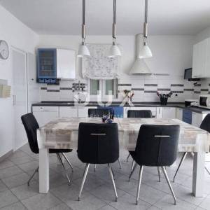 NOVI VINODOLSKI, STAN 3S+DB sa bazenom, blizu centra