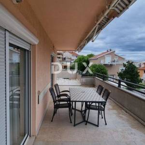 NOVI VINODOLSKI, STAN 3S+DB sa bazenom, blizu centra