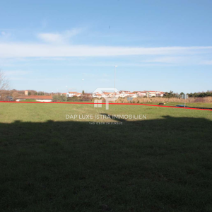 Novigrad atraktivno građevinsko zemljište 1900m2 blizu mora 