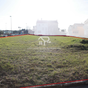 Novigrad atraktivno građevinsko zemljište 1900m2 blizu mora 