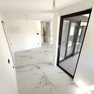 Novogradnja - Dvosoban apartman s krovnom terasom - VIR, CENTAR