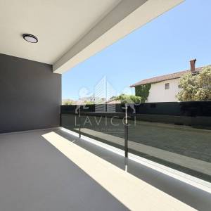 Novogradnja - Dvosoban apartman s vrtom - CENTAR, VIR