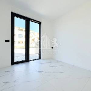 Novogradnja - Dvosoban apartman s vrtom - CENTAR, VIR