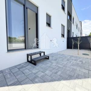 Novogradnja - Dvosoban apartman s vrtom - CENTAR, VIR