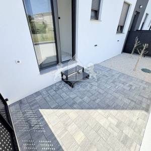 Novogradnja - Dvosoban apartman s vrtom - CENTAR, VIR