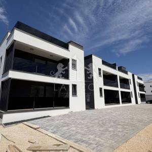 Novogradnja - Dvosoban apartman s vrtom - CENTAR, VIR