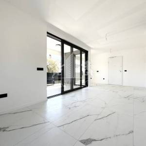 Novogradnja - Dvosoban apartman s vrtom - CENTAR, VIR