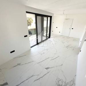 Novogradnja - Dvosoban apartman s vrtom - CENTAR, VIR