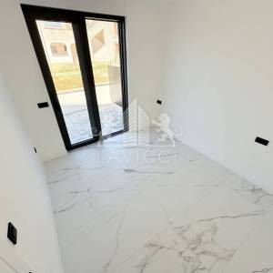 Novogradnja - Dvosoban apartman s vrtom - CENTAR, VIR